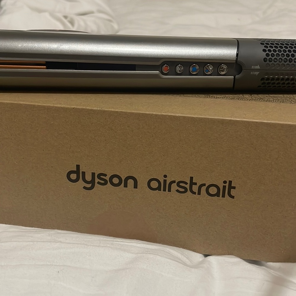 Dyson airstrait